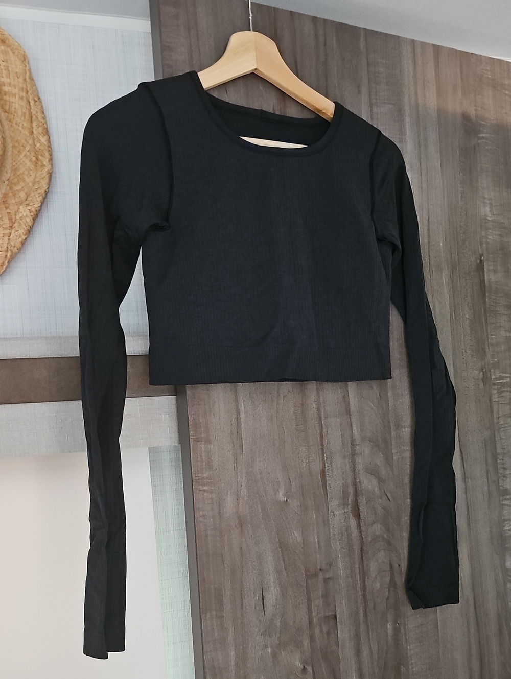 Black Long-Sleeve Cropped Ribbed Top Sports Bra